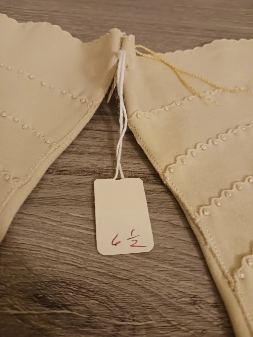 Women's  Dress Gloves Soft Beige/Nude Size 6 1/2 Embroidered Knot Accent
